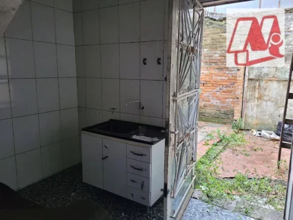 Imagem No bairro Bom Fim, prédio de 2 andares com pátio