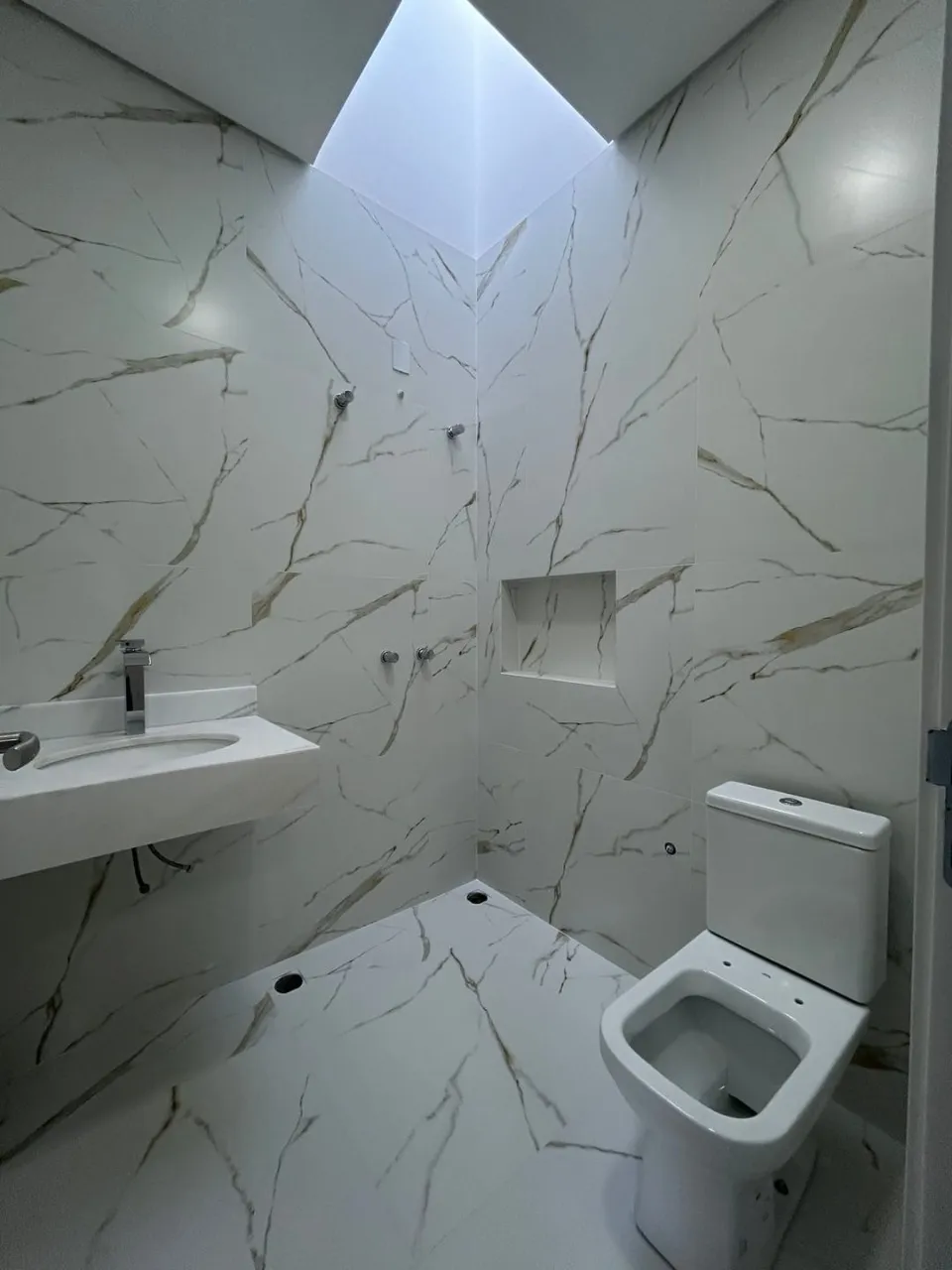 Imagem Imperdível! Casa em condomínio à venda em Sorocaba-SP, bairro Wanel Ville, 3 quartos, 3 suítes, 1 sala, 4 banheiros, 2 vagas, 132m².