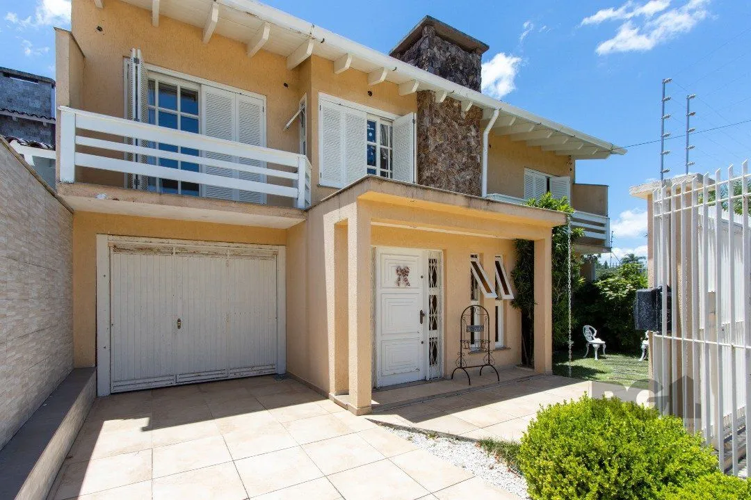 Imagem Casa com 452m² de área construída, 02 suítes, banheira de hidro, closet, 02 banheiros sociais, 03 living com 02 ambientes, 02 lareiras
