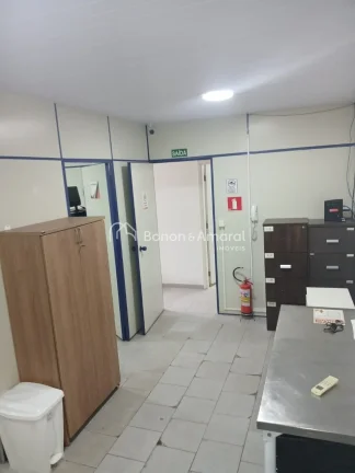 Imagem Barracão/Salão comercial mobiliado para locação em excelente localização, próximo à Av. Amor...