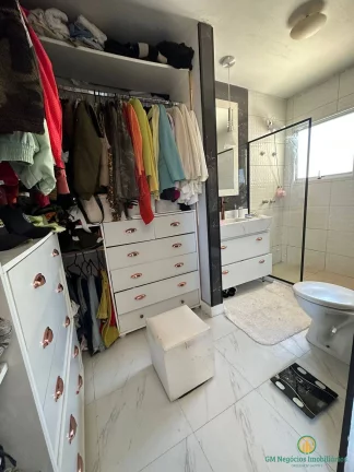 Imagem Linda casa moderna com 3 suítes e área de lazer com piscina em condomínio