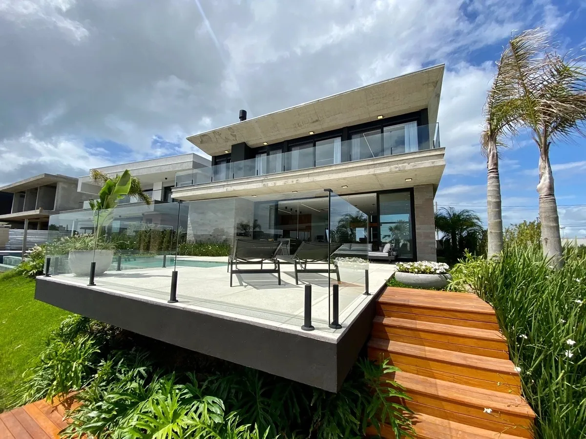 Imagem Sobrado mobiliado e decorado, beira Lago