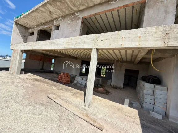 Imagem São 700 m² de construção, com arquitetura moderna,, localizada em um dos condomínios mais desej...
