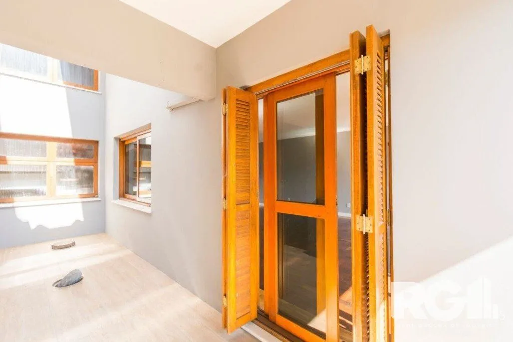 Imagem Casa com piscina, 3 dormitórios, 258m² privativos, no Jardim Itu.