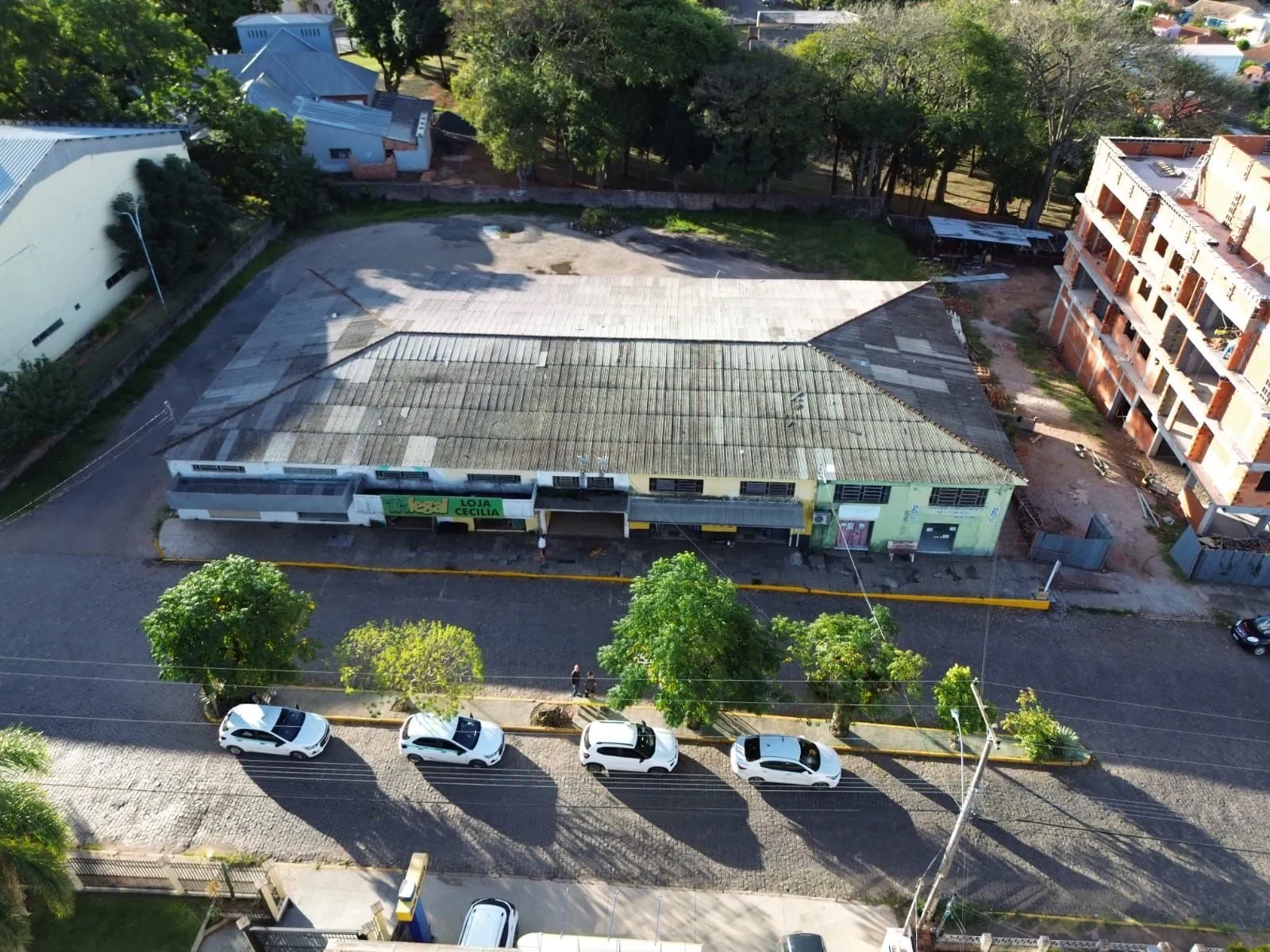 Imagem Prédio Comercial, com lojas alugadas, centro de Butiá. Preço Abaixo do Mercado!