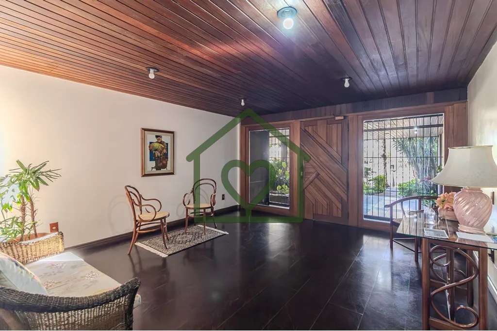 Imagem Cobertura duplex com 296 m² privativos, três dormitórios (sendo uma suíte) e três vagas de gara...