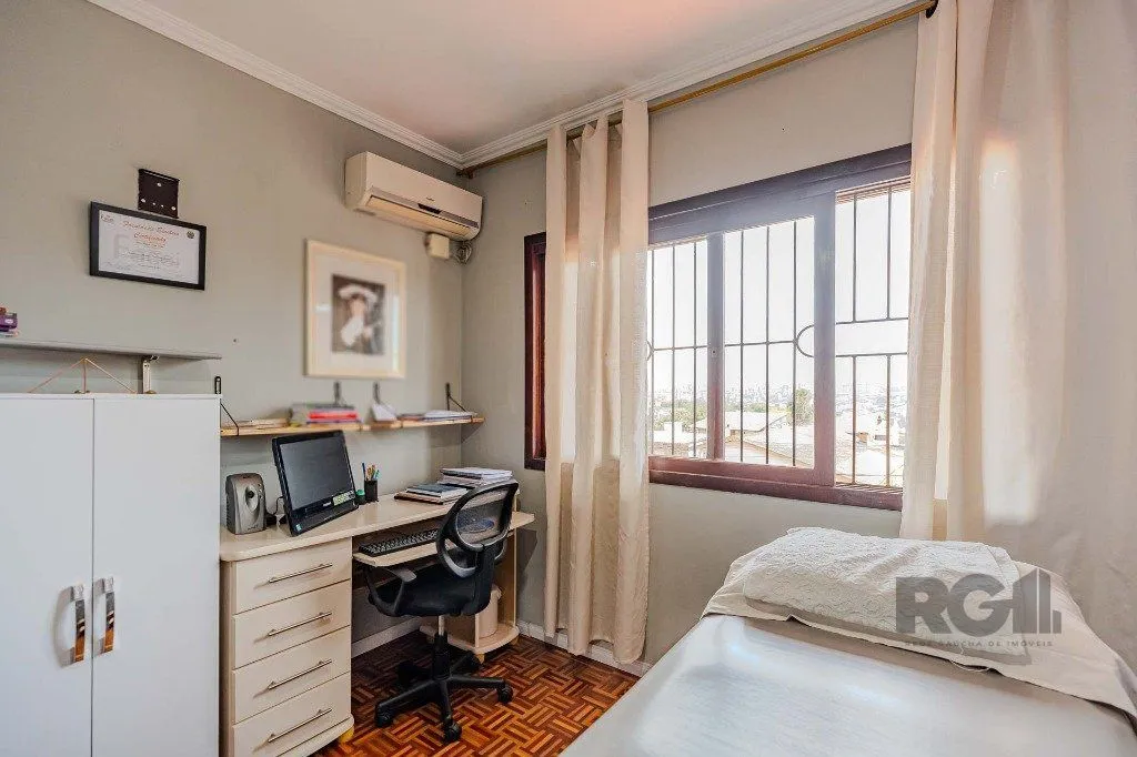 Imagem Casa com 234m², 3 dormitórios, 3 vagas no bairro Partenon