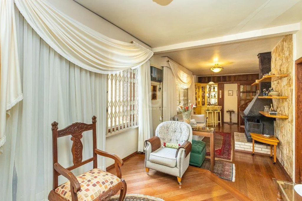 Imagem Casa sobrado no Partenon de 3 dormitórios e amplo pátio