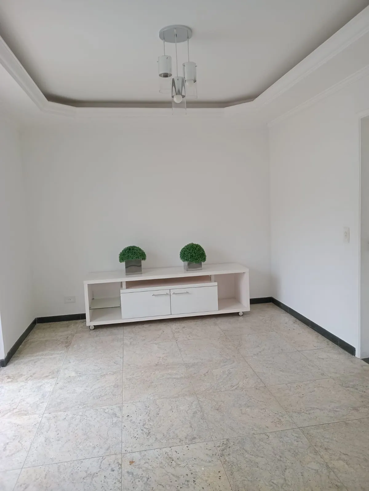 Imagem Casa de alto padrão em condomínio no Tamboré, Santana de Parnaíba-SP: 4 quartos, 4 suítes, 2 salas, 4 banheiros, 4 vagas.