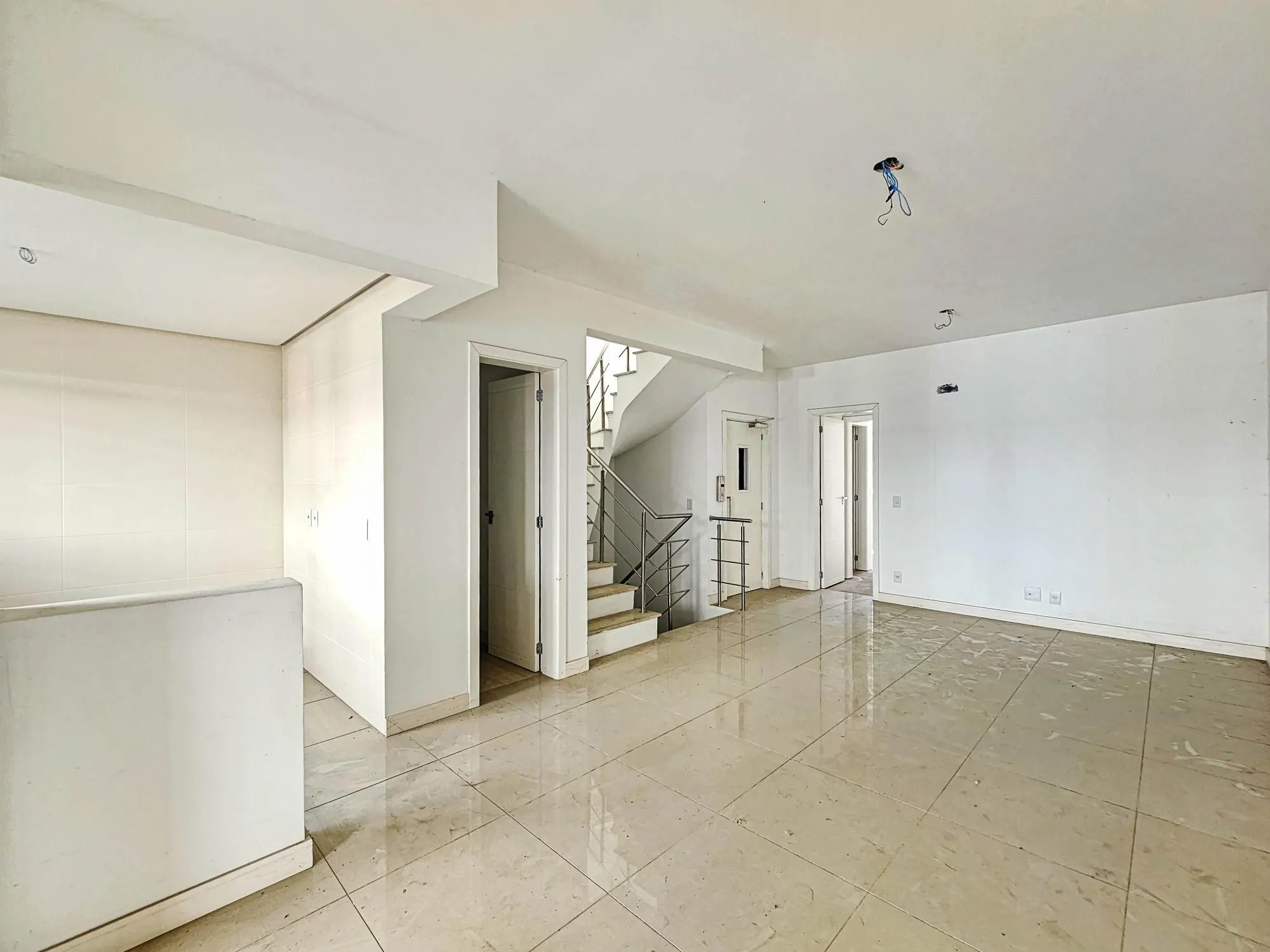 Imagem Casa 3 andares de 250,88m², com elevador novo