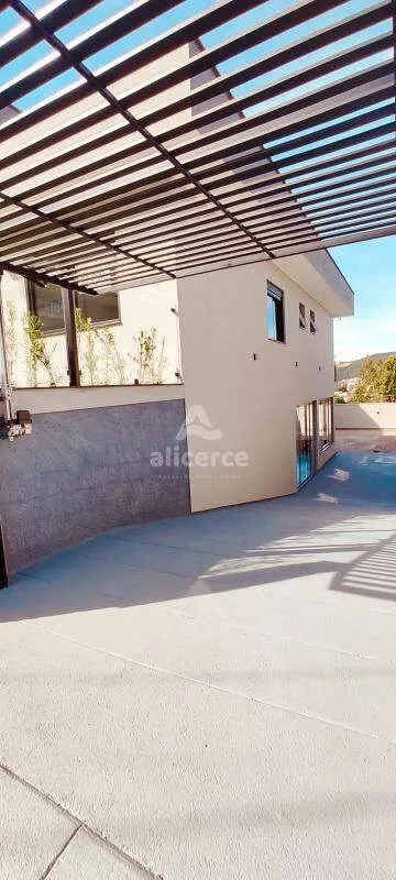 Imagem Casa à venda - 3 Dormitórios I 1 suíte I 180m² I Vaga de garagem - em Potecas, São José/SC