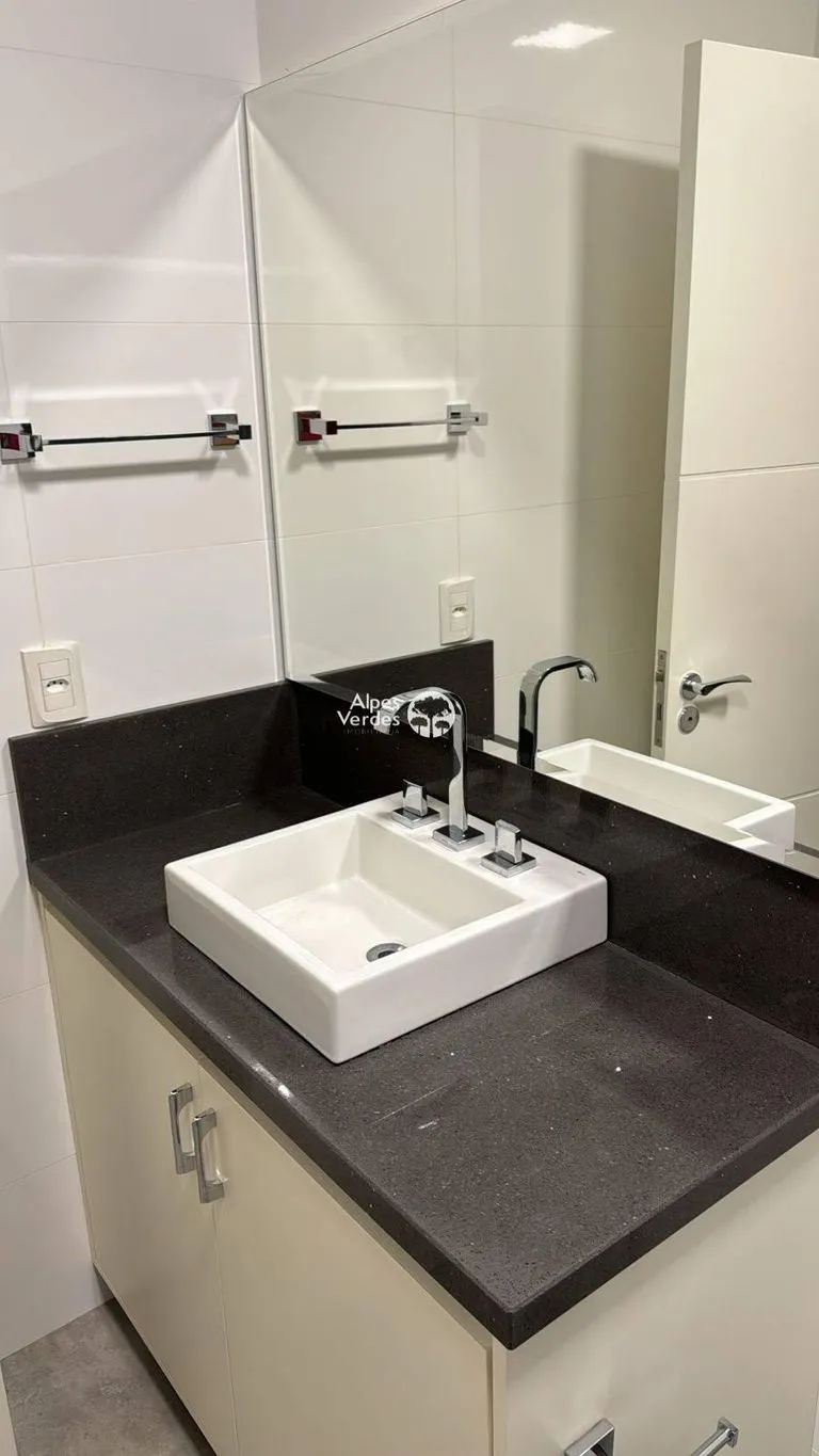 Imagem Vende-se casa próx ao centro de Gramado- 3 Quartos- R$2.620.000,00