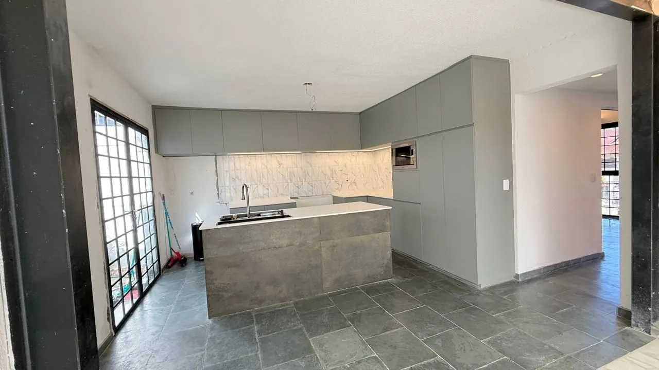 Imagem Casa semi reformada com 4 dormitórios e 4 vagas no Chácara das Pedras próx. Joao Wallig.