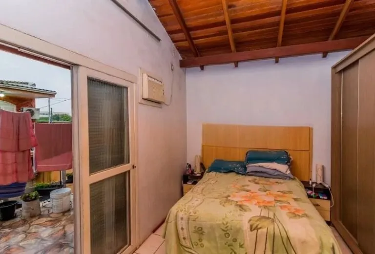 Imagem Casa de 3 dormitórios , com suíte , banheiro social , 2 apartamentos de 1 dormitório nos fundos ,vaga para 3 carros !
