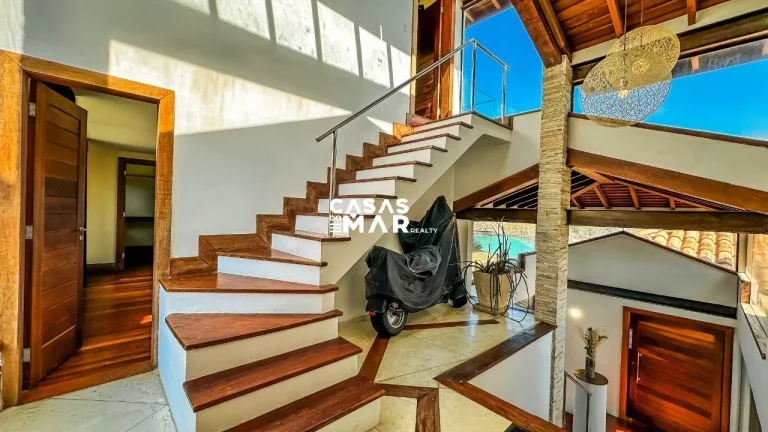 Imagem Casa Frente Mar de Luxo em Búzios-RJ: 5 Suítes, 3 Salas, 8 Banheiros, 3 Vagas, 400m².