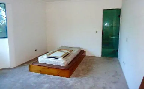 Imagem LOCAÇÃO DE CASA COMERCIAL NO CENTER VILLE, EM ARUJÁ/SP, 740m² com 2 salas, cozinha, piscina, jardim, quintal amplo e 4 vagas p/ autos. CONSULTE-NOS.