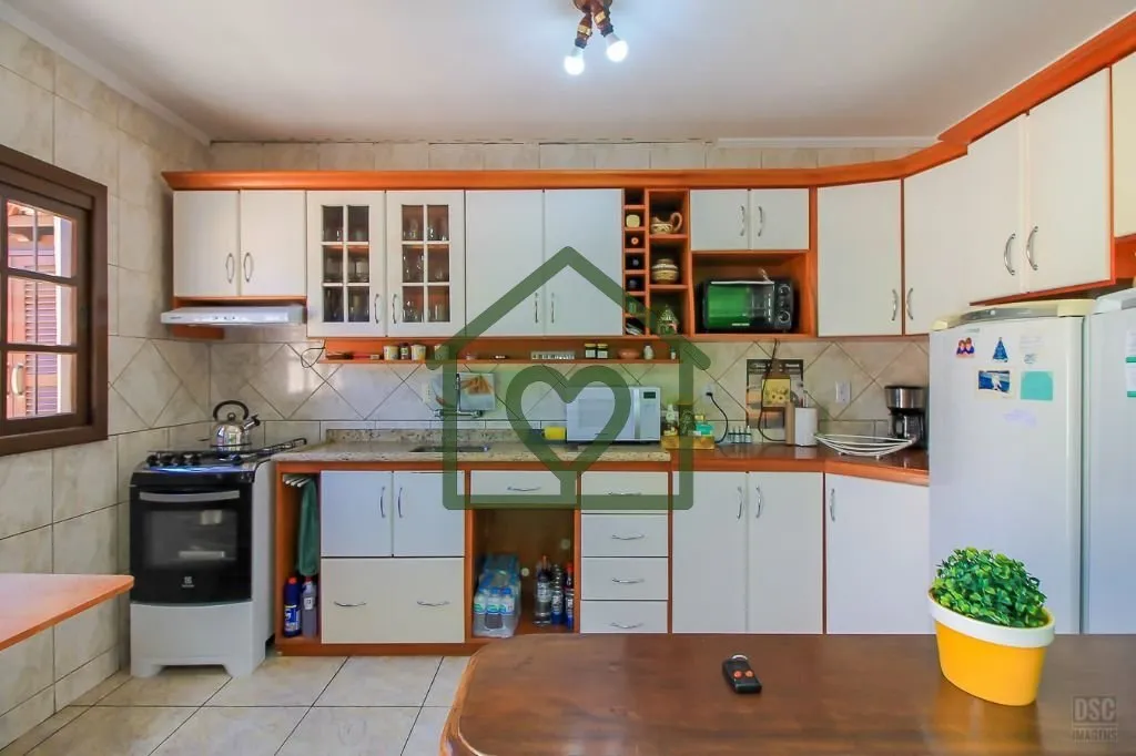Imagem Casa, estilo sobrado, social integrado com lareira, jantar, cozinha com armários, pátio, pergolado...