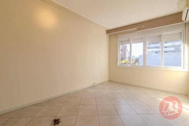 Imagem No Menino Deus 102 m², 2 dormitórios com sacada. e todo mobiliado.