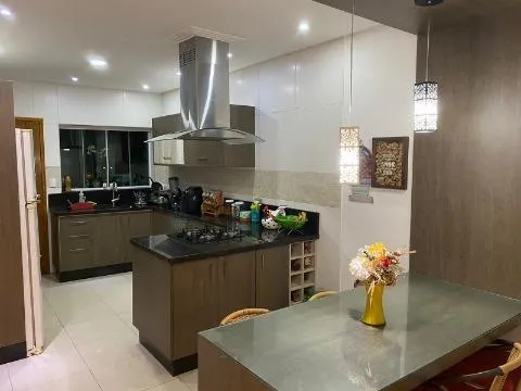 Imagem VENDA DE CASA TÉRREA NA VILA NELY, EM ITAQUAQUECETUBA/SP, 185m² com 3 dorm, suíte com ar-cond., piscina, área gourmet e vagas p 3 autos. CONSULTE-NOS.