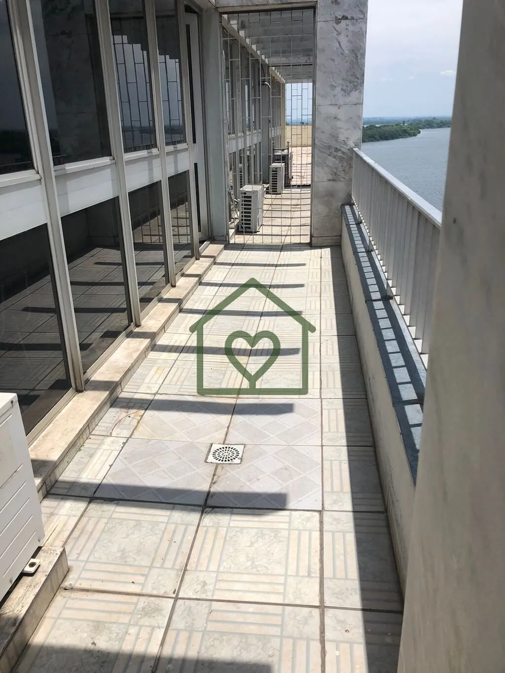 Imagem Sala comercial desocupada, com vista para o Guaíba, localização privilegiada, com 36 m² de área...