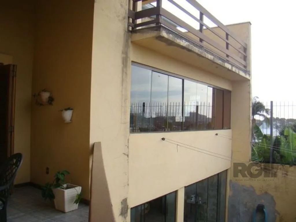 Imagem Casa de 370m² - 4 dormitórios, 2 suítes e 4 vagas de garagem no bairro Espírito Santo