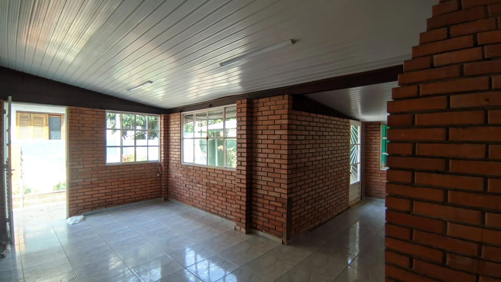 Imagem Casa com pátio, 2 dormitórios, Avenida Vinte e Um de Abril - bSarandi