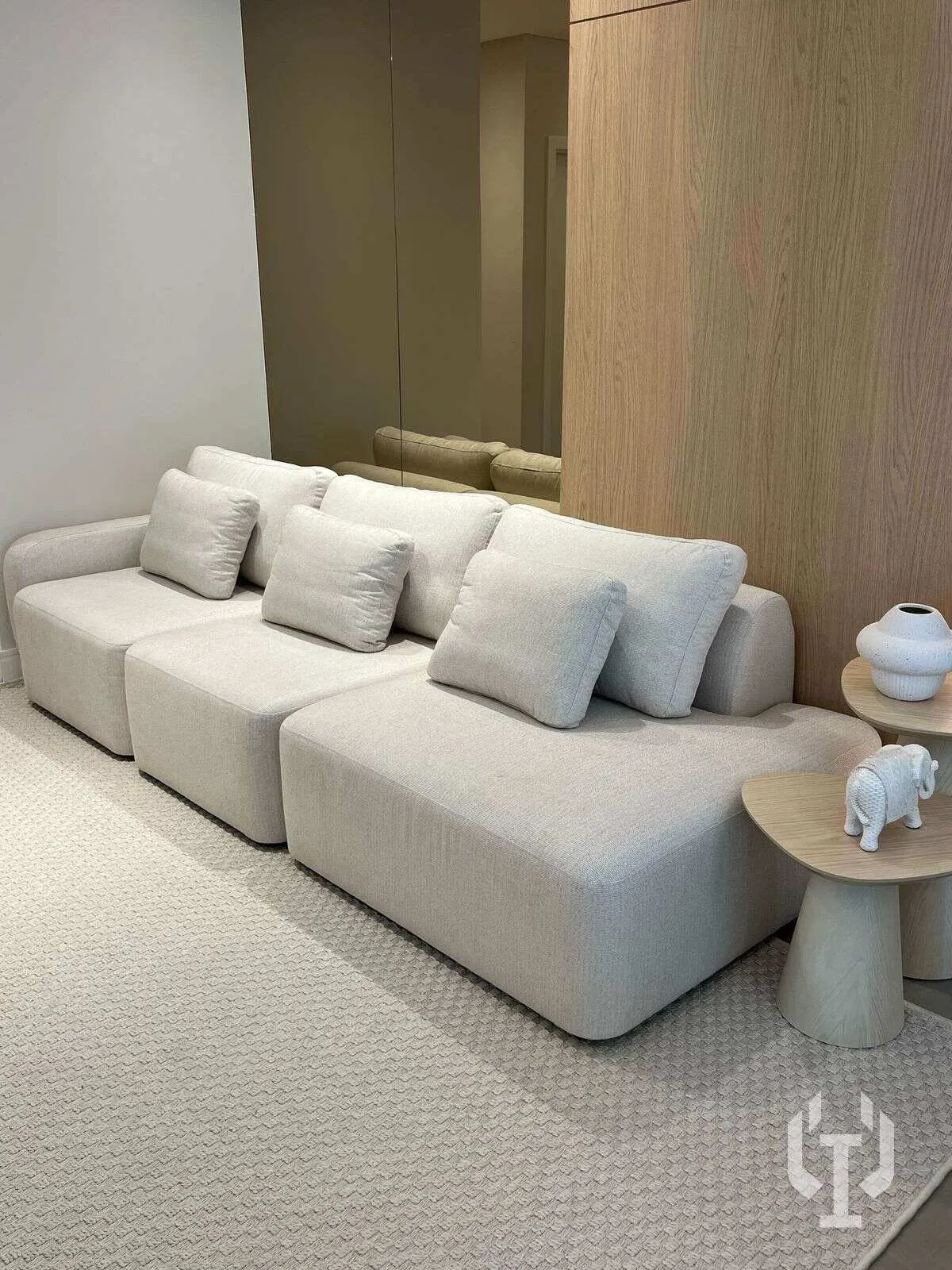 Imagem Showroom mobiliado e decorado com 3 suítes na Meia Praia