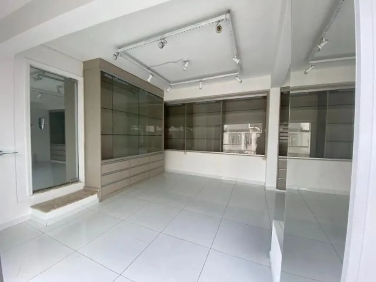 Imagem Salão Comercial para Locação no Jardim América, Sorocaba-SP: 1 Sala, 1 Banheiro, 30m² de Área.