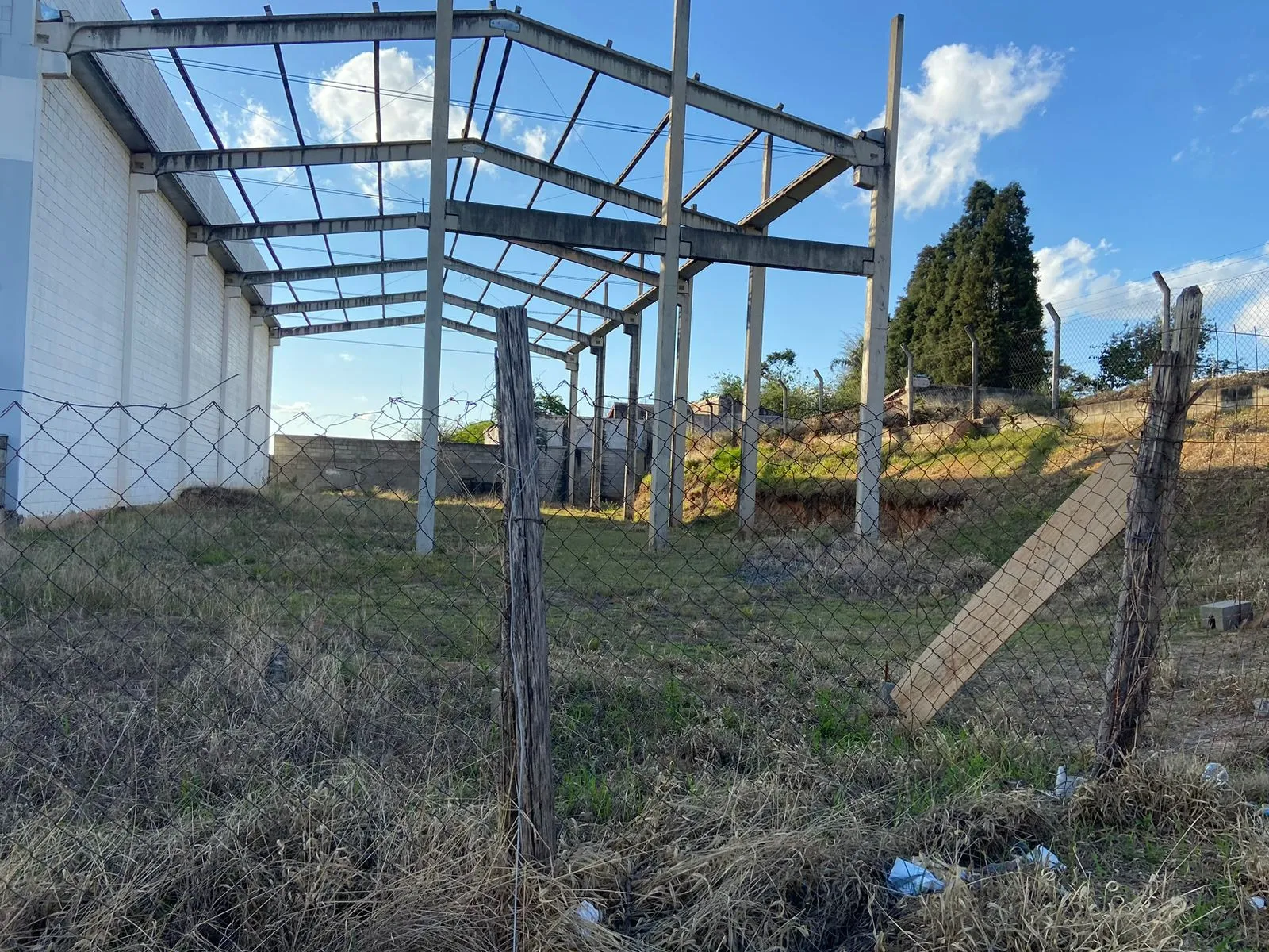 Imagem Vendo Terreno de 835 m2 com Pré moldado para barracão de 420m2 e 7m de pé direito.
