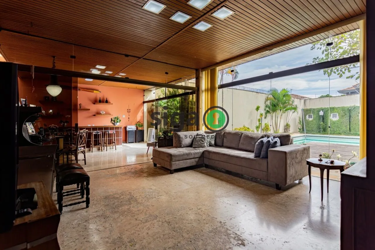 Imagem Casa a venda no Planalto Paulista, com 3 quartos e 6 vagas de garagem.