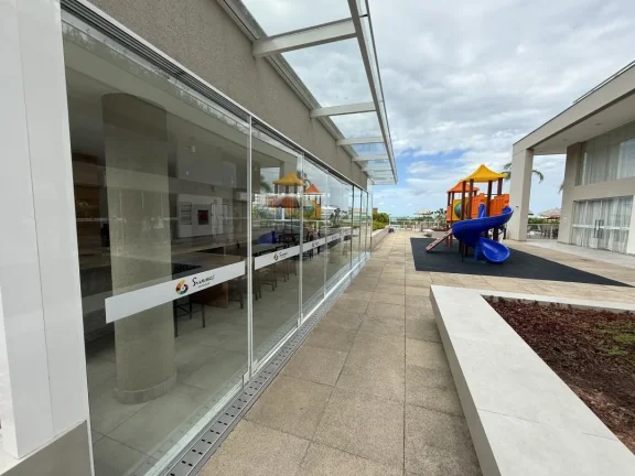 Imagem Seu Frente Mar em Balneário Piçarras, no bairro Itacolomi, com 03 quartos sendo 01 suíte em um resort, com mais de 30 opções de lazer e piscina com borda infinita de frente pro mar.
