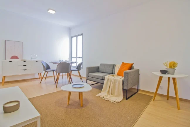Apartamento 67M², 2Q, 1 Banheiro, 1 Vaga, Armários.