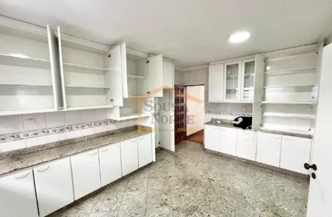 Imagem Casa espaçosa com 200 m² de área construída, composta por 4 dormitórios, sendo 2 suítes, e 4 b...