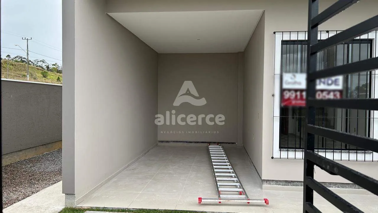 Imagem Sobrado Novo à Venda - 2 Dormitórios I 2 Suítes I Passagem Lateral - em São José/SC