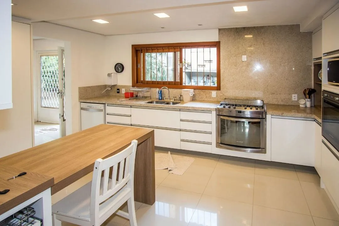 Imagem Casa para Venda - 420m², 4 dormitórios, sendo 3 suites, 5 vagas - Tristeza