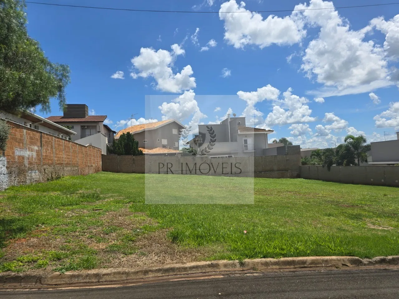 Foto do imóvel Terreno à venda em condomínio, 420m², Altos do Jaraguá, Araraquara-SP. Aproveite essa oportunidade!