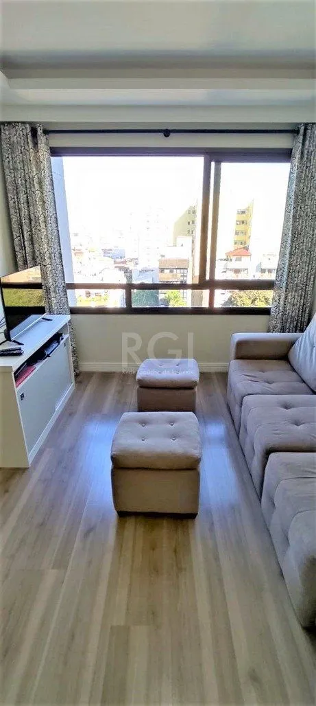 Imagem Excelente, amplo e ensolarado apartamento 3 dormitórios sendo 1 suíte, com living 2 ambientes, banheiro social, semimobiliado e com 2 vagas de garagem.