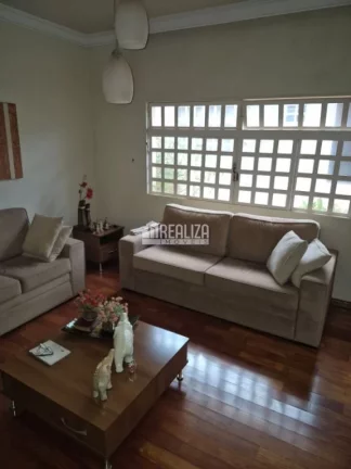 Imagem Casa à venda no Bairro Olinda, Uberaba com 6 dormitórios e suíte!