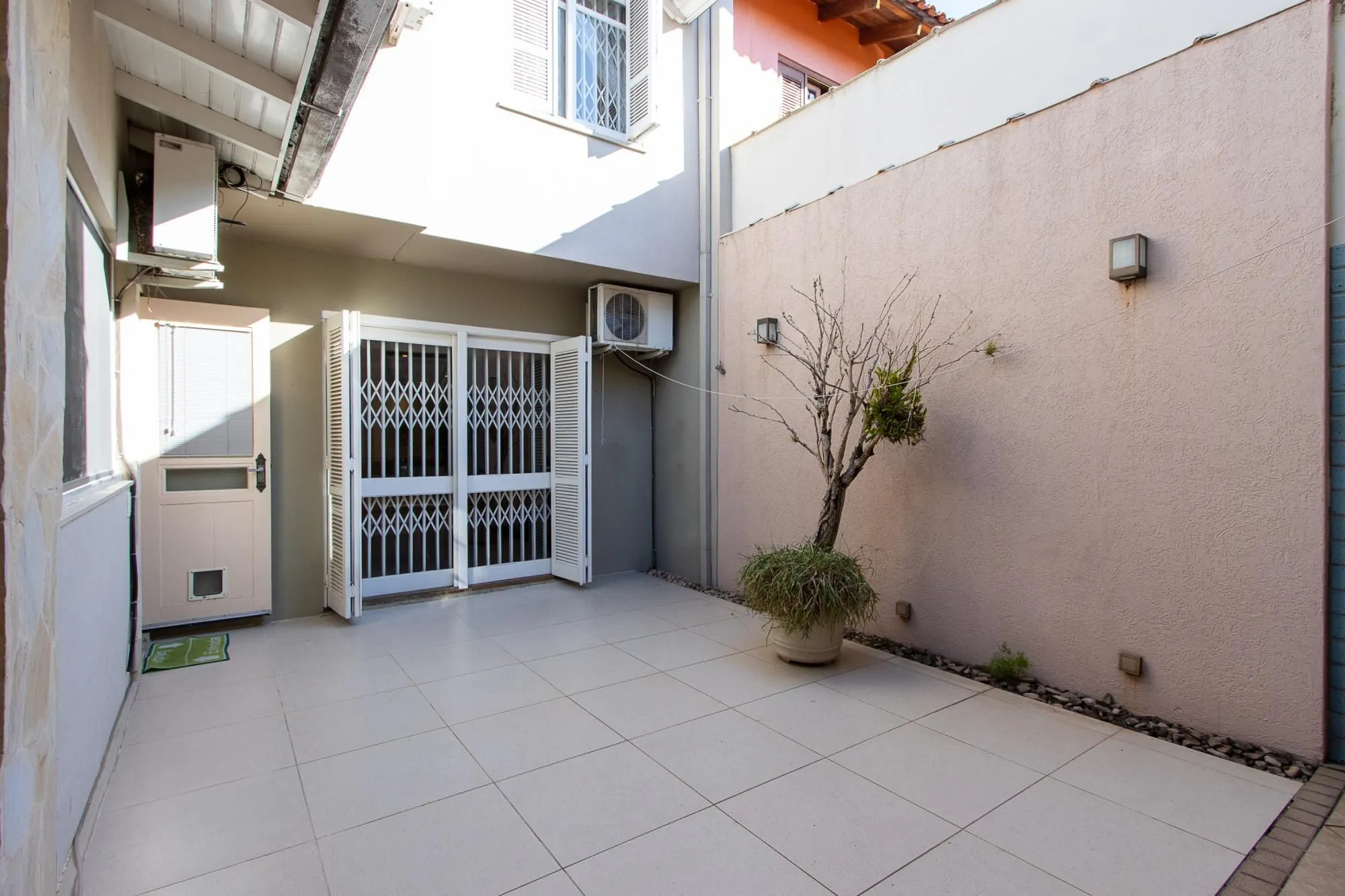 Imagem CASA EM CONDOMINIO NO BAIRRO IPANEMA - 04 QUARTOS SENDO 02 SUÍTES - 02 VAGAS DE GARAGEM
