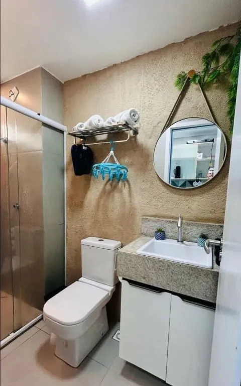 Imagem Flat mobiliado a 250 m do mar, pronto para locação por temporada, com piscina, elevador e condomínio fechado.