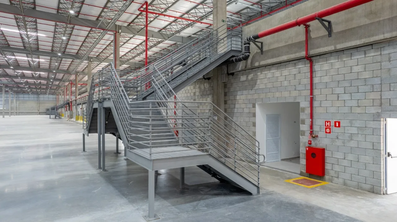 Imagem Aluguel de Galpão Industrial em Condomínio em Guarulhos-SP, Jardim Santo Afonso: 23 vagas, 3.771,16 m² de área.