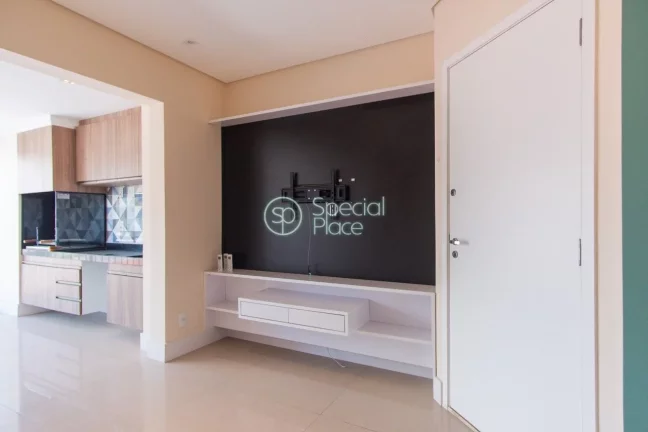 Imagem Apartamento com reforma impecável e com uma bela vista para o Campo de Marte!!! São 94m² de área...