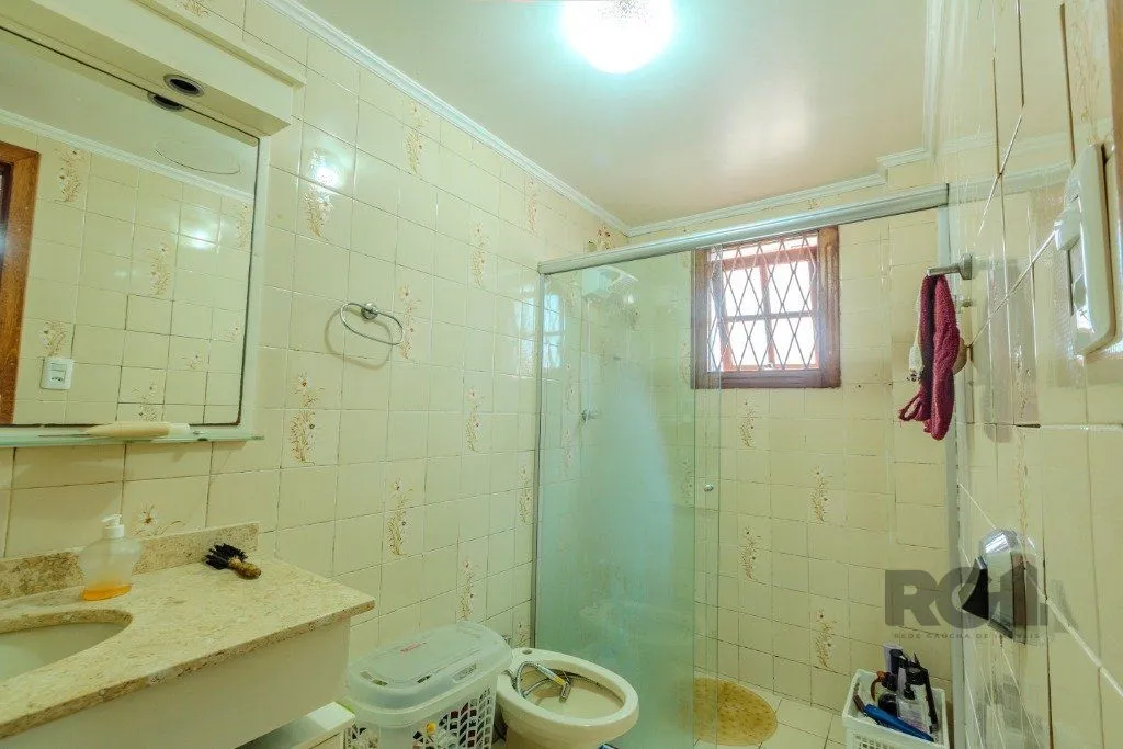 Imagem Casa 253m², 3 suítes, pátio, churrasqueira e vaga de garagem para 4 carros no bairro Nonoai