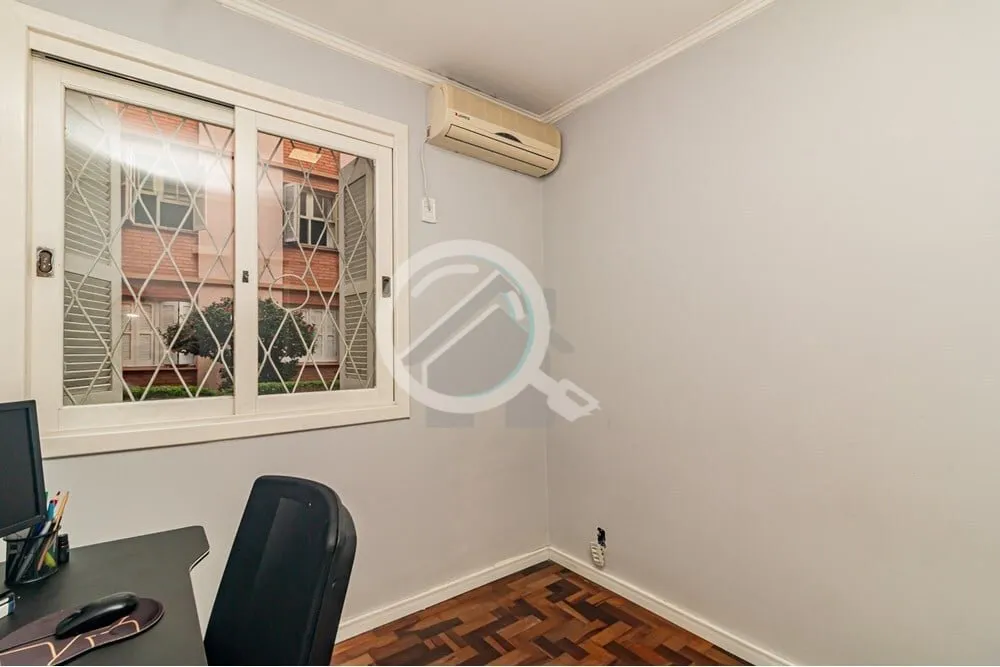 Imagem Descubra este encantador apartamento de 41m². Com dois dormitórios e piso de parquet, o imóvel of...