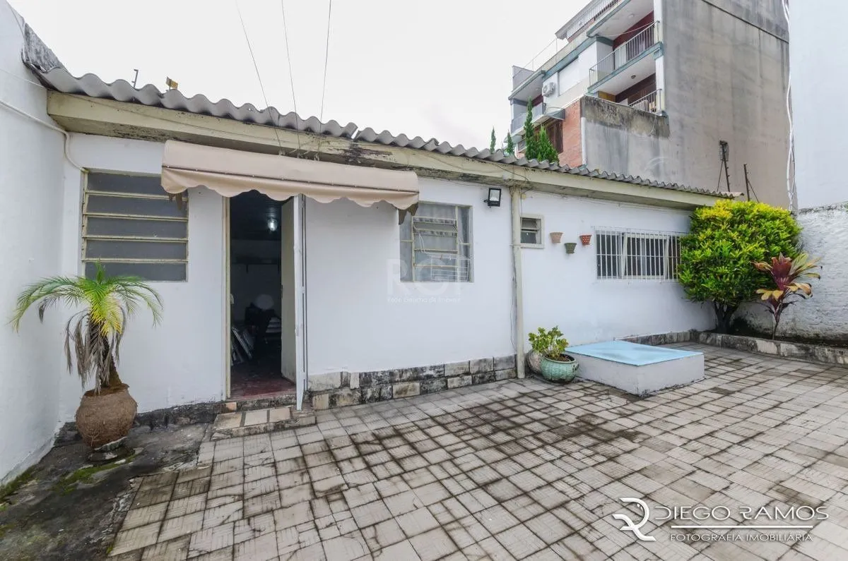 Imagem Casa para Venda - 216m², 4 dormitórios, sendo 1 suites, 4 vagas - Menino Deus