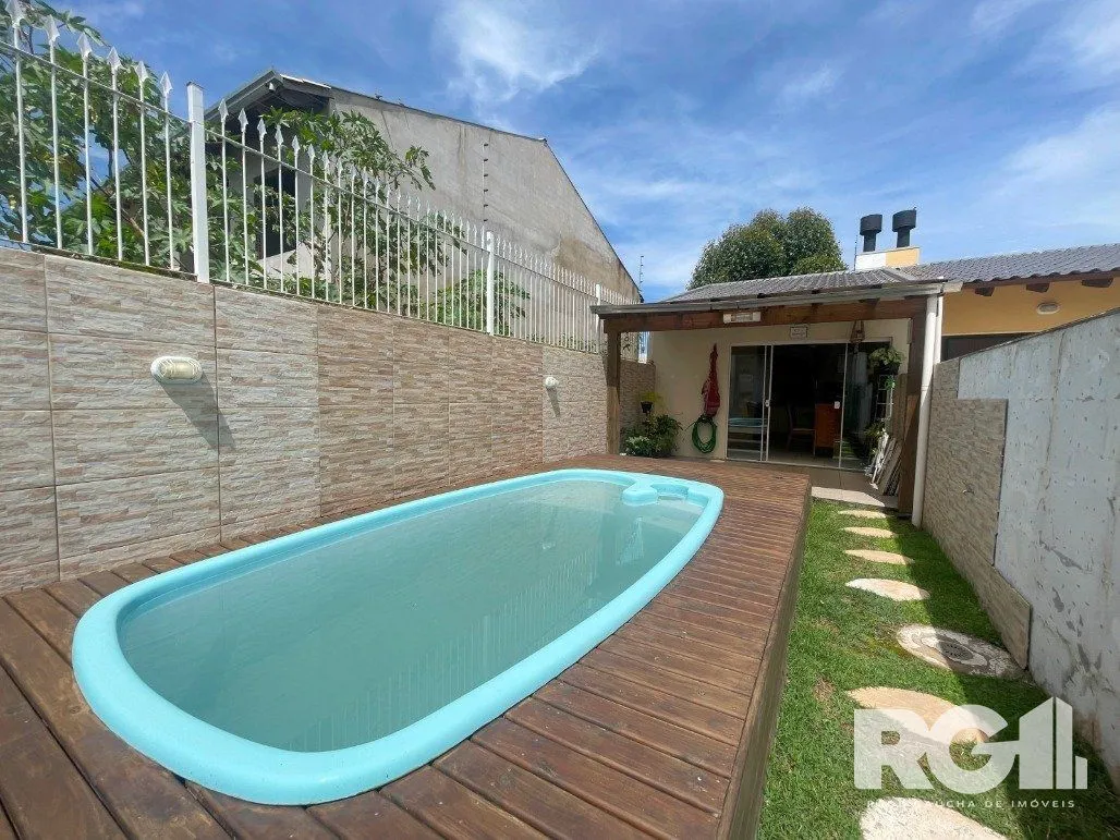 Imagem Bela casa três dormitórios localizada nos altos do bairro Guarujá