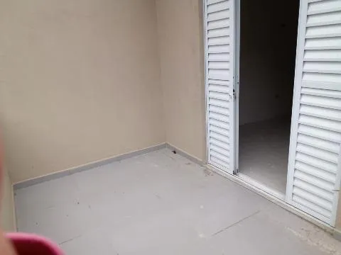 Imagem VENDA DE CASA NO CENTER VILLE, EM ARUJÁ/SP, 257m² com 3 dormitórios, suíte com varanda, sala de estar, cozinha, lavanderia e 01 vaga. CONSULTE-NOS.