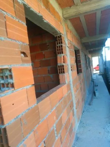 Imagem VENDA DE CASAS EM CONSTRUÇÃO NO MIRANTE, EM ARUJÁ/SP, são 06 casas com 03 cômodos cada e localização estratégica, ótimo para renda! CONSULTE-NOS.