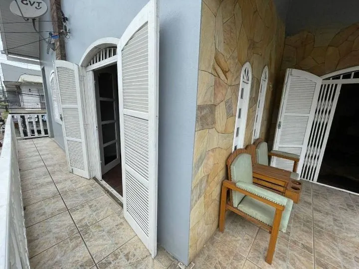 Imagem Vendo Sobrado Residencial com 4 Quartos e Suíte