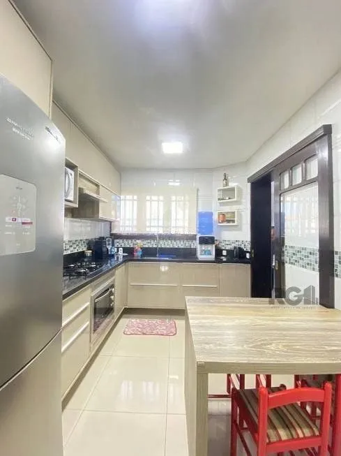 Imagem Excelente casa de 300m² com 4 dormitórios no bairro Sarandi.